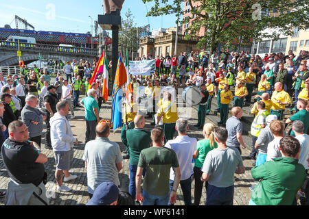 Glasgow, UK, 07. September 2019. Die Pro-Republican, Pro-irische Gruppe, den Calton Republikaner marschierten durch die Ost-Glasgow Ende von Millroad Straße zu Clyde Street und stoppte an der anti-faschistischen Statue feiern die Menschen in Glasgow, die gegen Franco im Spanischen Bürgerkrieg gekämpft. Nach den jüngsten und bedeutenden Straße Störungen in Govan zwischen sektiererischen Gruppen gab es einen massiven Polizeiaufgebot jede Störung zu verhindern. Credit: Findlay/Alamy Nachrichten Stockfoto