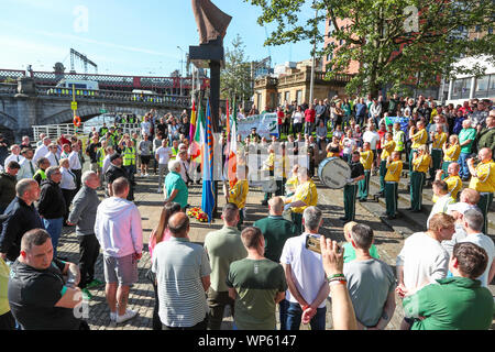 Glasgow, UK, 07. September 2019. Die Pro-Republican, Pro-irische Gruppe, den Calton Republikaner marschierten durch die Ost-Glasgow Ende von Millroad Straße zu Clyde Street und stoppte an der anti-faschistischen Statue feiern die Menschen in Glasgow, die gegen Franco im Spanischen Bürgerkrieg gekämpft. Nach den jüngsten und bedeutenden Straße Störungen in Govan zwischen sektiererischen Gruppen gab es einen massiven Polizeiaufgebot jede Störung zu verhindern. Credit: Findlay/Alamy Nachrichten Stockfoto