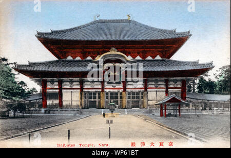 [1900s Japan - TITEL] - Der Daibutsuden (Großen Buddha Halle) des Todaiji, ein buddhistischer Tempel in Nara. Die Halle ist der weltweit größte hölzerne Gebäude und Häuser der weltweit größte Bronzestatue des Buddha Vairocana. Die Statue ist im Volksmund bekannt als Daibutsu (Große Buddha). 20. jahrhundert alte Ansichtskarte. Stockfoto