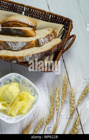 Scheiben von sauerteig Brot mit Butter Stockfoto