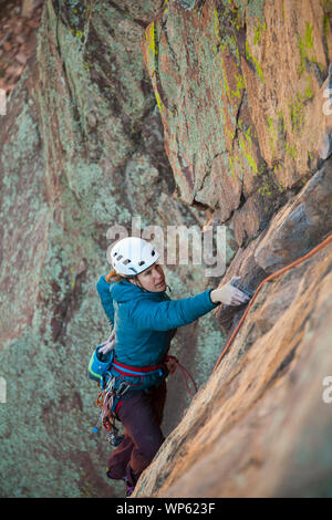 Mylène Jacquemart Kreiden ihre Hände beim Klettern Calypso (5.6), Wind Turm, Eldorado Canyon State Park, Colorado. Stockfoto