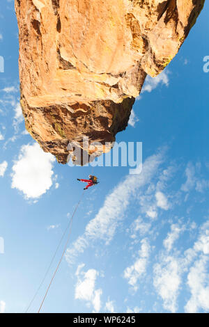 Mylène Jacquemart rappels vom Gipfel der Jungfrau in der Flatirons oben Boulder, Colorado. Stockfoto