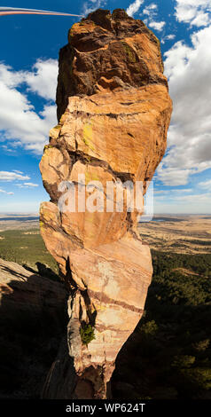 Ethan Welty rappels wie Mylène Jacquemart Uhren vom Gipfel der Jungfrau in der Flatirons oben Boulder, Colorado. Stockfoto