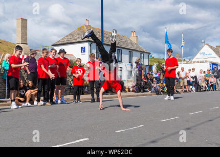 Swanage, Dorset UK. 7. September 2019. Menschenmassen strömen in der Küstenstadt Swanage die Tanzen im Swanage Folk Festival an einem warmen sonnigen Tag zu genießen. Jugendliche von Horizon Community College, Horizont Tanzen, Tänzer begeistern die Massen. Credit: Carolyn Jenkins/Alamy leben Nachrichten Stockfoto