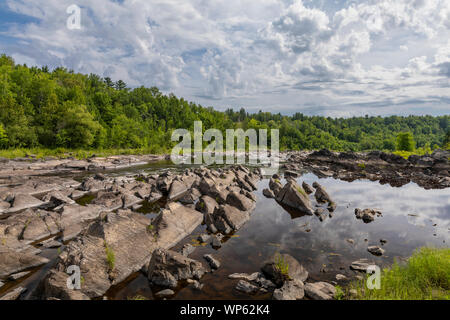 Ein Rocky River malerische Landschaft. Stockfoto