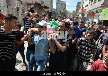 (190907) - GAZA, Sept. 7, 2019 (Xinhua) - Trauernde tragen die Körper der 14-jährigen Khaled al-Raba'ei Während seiner Beerdigung in Gaza-stadt, Sept. 7, 2019. Mindestens zwei Palästinenser getötet und 76 verwundet Freitag Nachmittag bei Auseinandersetzungen zwischen palästinensischen Demonstranten und israelischen Soldaten in der Nähe der Grenze zwischen dem Osten Gazastreifen und Israel, Mediziner, sagte. (Str/Xinhua) Stockfoto