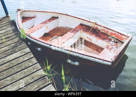 Alte zerstört Ruderboot an der hölzernen Pier Stockfoto