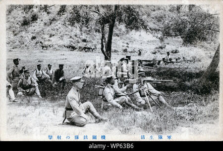 [1910s Japan - japanische Militär üben mit Maschinengewehren] - eine Postkarte aus einer Serie mit militärischen Lebens. Der Untertitel erklärt, dass es zeigt, Maschinengewehr Praxis. 20. jahrhundert alte Ansichtskarte. Stockfoto