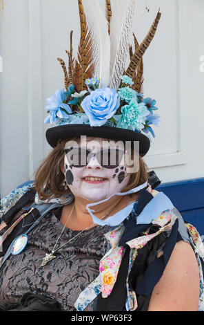 Swanage, Dorset UK. 7. September 2019. Menschenmassen strömen in der Küstenstadt Swanage das Tanzen zu genießen, mit über 50 dance Teams einschließlich Morris Tanz in Swanage Folk Festival. Morris Tänzerin, Mitglied des Armaleggan Grenze Morris Seite. Credit: Carolyn Jenkins/Alamy leben Nachrichten Stockfoto