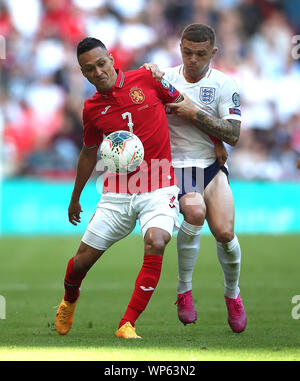 Bulgariens Nascimento Marcelinho (links) und England Kieran Trippier (rechts) Kampf um den Ball während der Euro 2020 Qualifikation Gruppe ein Match im Wembley Stadion, London. Stockfoto