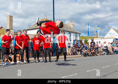 Swanage, Dorset UK. 7. September 2019. Menschenmassen strömen in der Küstenstadt Swanage die Tanzen im Swanage Folk Festival an einem warmen sonnigen Tag zu genießen. Jugendliche von Horizon Community College, Horizont Tanzen, Tänzer begeistern die Massen. Credit: Carolyn Jenkins/Alamy leben Nachrichten Stockfoto