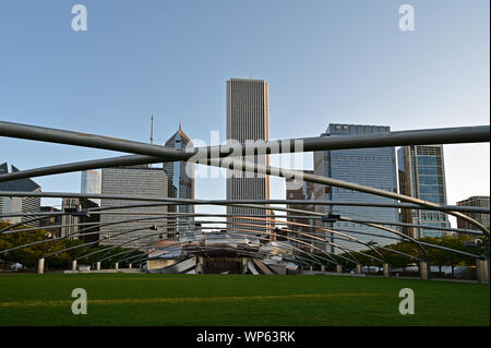 Chicago, Illinois 08-09-19 Jay Pritzker Pavilion von Architekt Frank Gehry am frühen Morgen Sommer Licht im Millennium Park. Stockfoto