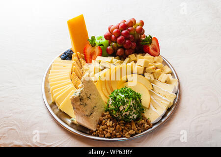 Noch immer leben eines Käse und Obst auf einem Bett. Stockfoto