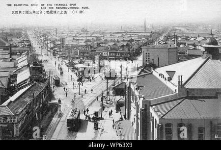 [1920s Japan - Blick auf die Stadt Kobe] - Ein Blick aus der Kobe Tamon-dori auf Sankaku Koen (wörtlich Triangle Park) in Kobe-ku. Die Straße auf der rechten Seite ist Daikai-dori, die auf der linken Seite Yanagihara-sen. Sie führen zu Hyogo Station, und noch so, heute. Hinter dem Rücken des Fotografen ist Shinkaichi, bis zum Zweiten Weltkrieg, der Hauptstraße Kobe und Entertainment Centre, bekannt für seine vielen Theater. 20. jahrhundert alte Ansichtskarte. Stockfoto