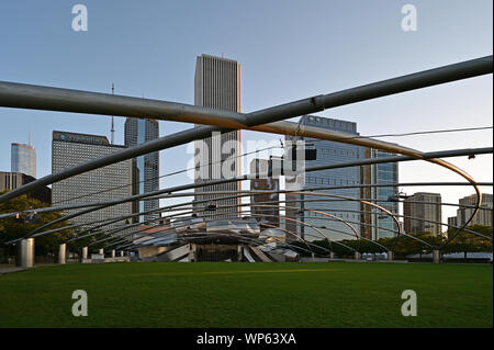 Chicago, Illinois 08-09-19 Jay Pritzker Pavilion von Architekt Frank Gehry am frühen Morgen Sommer Licht im Millennium Park. Stockfoto