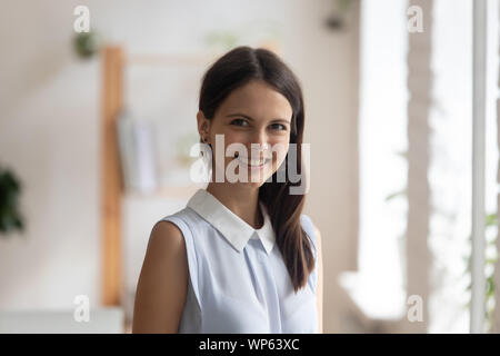 Bild von lächelnden jungen Frau Spezialist ständigen Posing Stockfoto