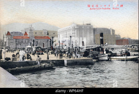 [1920s Japan - Startet in Kobe - Hafen Hafen] startet am Meriken Hatoba (Amerikanische Anlegestelle), seit vielen Jahren die wichtigsten Pier in Kobe. Auf der Rückseite ist der Bund (Kaigandori). Das große, weiße Gebäude ist der Osaka Shosen Kaisha Gebäude. Auf der linken Seite das Oriental Hotel auf 6 Kaigandori. Als der Hafen entwickelt, Meriken Hatoba verlor ihre Bedeutung als Ort der Einreise und 1987 den Pier endlich verschwunden, wie es in Meriken Park aufgenommen wurde. Meriken ist die lokale Aussprache von Amerikanischen. 20. jahrhundert alte Ansichtskarte. Stockfoto