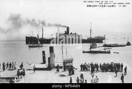 [1920s Japan - Dampf Schiff in den Hafen von Kobe] - Eine kleine Menge von Leuten sehen Sie ein türkisches Schiff in den Hafen von Kobe. 20. jahrhundert alte Ansichtskarte. Stockfoto