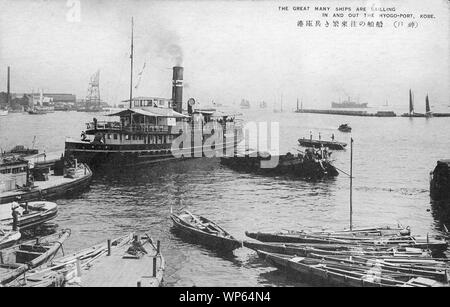 [1920s Japan - Kobe Port in Kobe] - Schiffe und Boote im Hafen in Kobe, Hyogo Hyogo Präfektur. 20. jahrhundert alte Ansichtskarte. Stockfoto