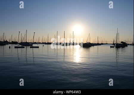 Chicago, Illinois - 08-09-19 Yachten in Monroe Harbor verankert am Lake Michigan an ruhigen wolkenlosen frühen Sommermorgen. Stockfoto