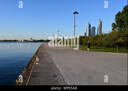 Chicago, Illinois - 08-09-19 Lake Michigan Shoreline auf Ruhe wolkenlosen frühen Sommermorgen. Stockfoto