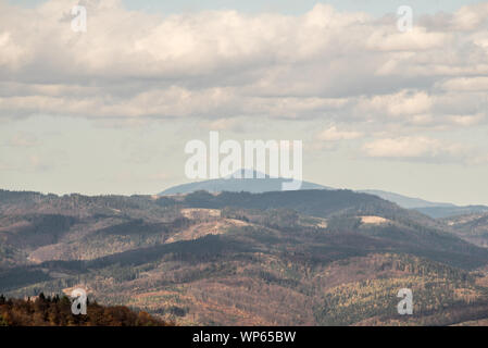 Ansehen tp Lysa hora Hügel in Moravskoslezske Beskydy Berge mit Javorniky Bergkette auf der Vorderseite von Kecka Hügel in Sulovske skaly Stockfoto