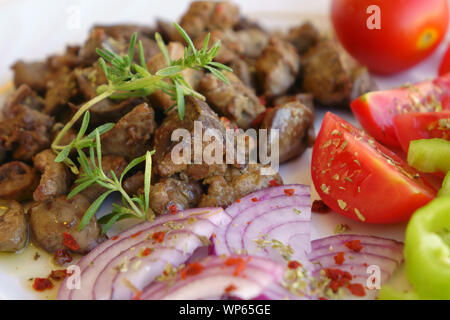 Albanische Leber, gekochte Leber und Gemüse in der Platte Stockfoto