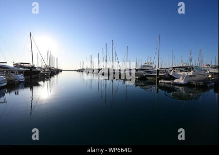 Chicago, Illinois - 08-09-19 Lake Michigan Shoreline auf Ruhe wolkenlosen frühen Sommermorgen. Stockfoto