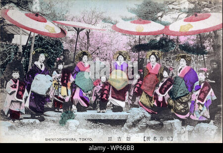 [1900s Japan - Japanische Kurtisanen] - Tayuu (high class Prostituierte) in ihre wunderschönen Kimono, von kamuro Kind Begleitern flankiert. Das Foto wurde am Yukaku (Rotlichtviertel) von Yoshiwara in Tokio. 20. jahrhundert alte Ansichtskarte. Stockfoto