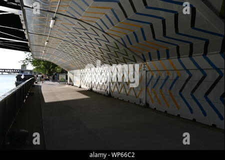 Chicago, Illinois 08-09-19 Dekorative Chicago River Walk Unterführung unter der Brücke am klaren, wolkenlosen Sommer morgen. Stockfoto