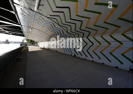 Chicago, Illinois 08-09-19 Dekorative Chicago River Walk Unterführung unter der Brücke am klaren, wolkenlosen Sommer morgen. Stockfoto