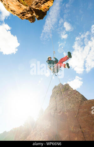 Mylène Jacquemart rappels vom Gipfel der Jungfrau in der Flatirons oben Boulder, Colorado. Stockfoto