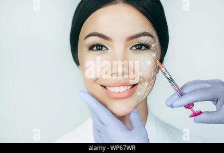 Portrait asiatische Frau mit Aufhebung Linien, Face Lift Konzept. Speichern jugendliche Haut mit Anheben der Einspritzanlage Stockfoto