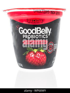 Wnneconne, WI - 4. September 2019: ein Paket von GoodBelly Probiotika Joghurt auf einem isolierten Hintergrund. Stockfoto