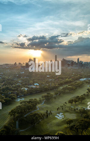 Golf und die Skyline von Manila, Philippinen, in einem schönen Sonnenuntergang. Stockfoto