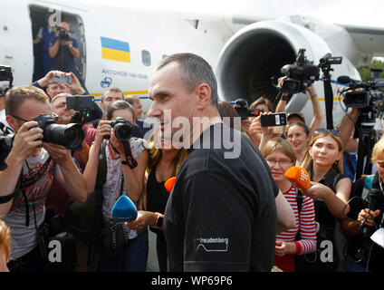 Der Ukrainische Regisseur Oleg Sentsov wie ein Flugzeug mit der vor kurzem freigegebenen ukrainischen Gefangenen auf dem Internationalen Flughafen Boryspil landete gesehen, nach dem Gasstreit zwischen Russland Gefangenen in der Nähe von Kiew swap.35 politische Gefangene und Ukrainische Seeleute während der Russland-ukraine prisoner Swap 35 x 35 befreit wurden. Die swap-Liste umfasst 24 Segler von Russland in der Straße von Kertsch gefangen, und 11 weitere Sträflinge, einschließlich der Ukrainische Regisseur Oleh Sentsov, wie lokale Medien berichteten. Stockfoto