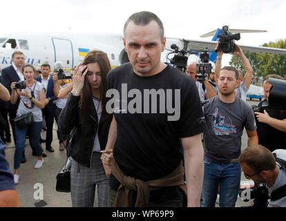 Der Ukrainische Regisseur Oleg Sentsov mit seiner Tochter Alina Sentsova wie ein Flugzeug mit der vor kurzem freigegebenen ukrainischen Gefangenen auf dem Internationalen Flughafen Boryspil landete, nach dem Gasstreit zwischen Russland gefangenen Swap, in der Nähe von Kiew.35 politische Gefangene und Ukrainische Seeleute wurden während der Russland-ukraine prisoner Swap 35 x 35 befreit. Die swap-Liste umfasst 24 Segler von Russland in der Straße von Kertsch gefangen, und 11 weitere Sträflinge, einschließlich der Ukrainische Regisseur Oleh Sentsov, wie lokale Medien berichteten. Stockfoto