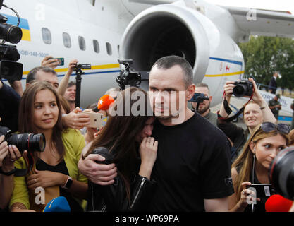 Der Ukrainische Regisseur Oleg Sentsov Umarmungen seiner Tochter Alina Sentsova, wie ein Flugzeug mit der vor kurzem freigegebenen ukrainischen Gefangenen auf dem Internationalen Flughafen Boryspil landete, nach dem Gasstreit zwischen Russland gefangenen Swap, in der Nähe von Kiew.35 politische Gefangene und Ukrainische Seeleute wurden während der Russland-ukraine prisoner Swap 35 x 35 befreit. Die swap-Liste umfasst 24 Segler von Russland in der Straße von Kertsch gefangen, und 11 weitere Sträflinge, einschließlich der Ukrainische Regisseur Oleh Sentsov, wie lokale Medien berichteten. Stockfoto