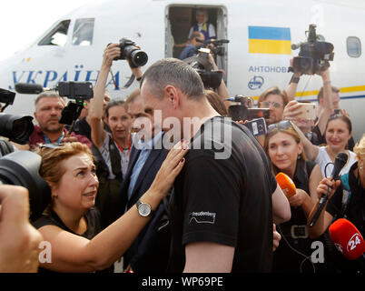 Der Ukrainische Regisseur Oleg Sentsov (C) wie ein Flugzeug mit der vor kurzem freigegebenen ukrainischen Gefangenen auf dem Internationalen Flughafen Boryspil landete gesehen, nach dem Gasstreit zwischen Russland Gefangenen in der Nähe von Kiew swap.35 politische Gefangene und Ukrainische Seeleute während der Russland-ukraine prisoner Swap 35 x 35 befreit wurden. Die swap-Liste umfasst 24 Segler von Russland in der Straße von Kertsch gefangen, und 11 weitere Sträflinge, einschließlich der Ukrainische Regisseur Oleh Sentsov, wie lokale Medien berichteten. Stockfoto