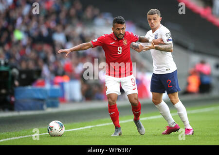 Bulgariens Farias Wanderson (links) und England Kieran Trippier (rechts) Kampf um den Ball während der Euro 2020 Qualifikation Gruppe ein Match im Wembley Stadion, London. Stockfoto