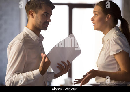 Verärgerte Mitarbeiter argumentieren, diskutieren das Scheitern von Unternehmen, schlechte Arbeitsergebnisse Stockfoto