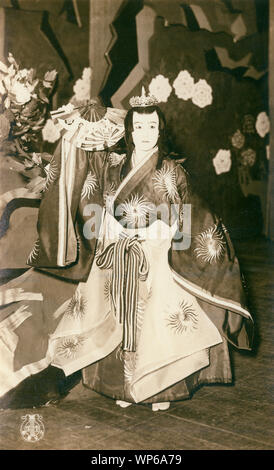 [1930er Jahre Japan - Takarazuka Schauspielerin] - Schauspielerin am Takarazuka Gekidan (takarazuka Review). Takarazuka Gekidan ist ein alle weiblichen Theater troupe, mit Frauen spielen auch die Rolle der Männer. Es wurde 1913 als Takarazuka Chor gegründet von Geschäftsmann und Minister Ichizo Kobayashi (1873-1957). Ihren ersten Auftritt im Jahr 1914 war ein großer Erfolg und sie zogen ein immer größeres Publikum. Der aktuelle Name wurde 1940 angenommen. 20. jahrhundert alte Ansichtskarte. Stockfoto