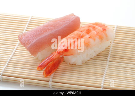 Japanisches sushi Set closeup isoliert auf weißem Hintergrund Garnelen und Thunfisch Stockfoto