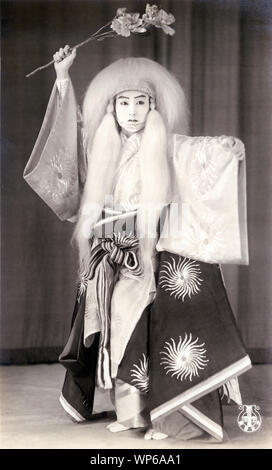 [1930er Jahre Japan - Takarazuka Schauspielerin] - Schauspielerin am Takarazuka Gekidan (takarazuka Review). Takarazuka Gekidan ist ein alle weiblichen Theater troupe, mit Frauen spielen auch die Rolle der Männer. Es wurde 1913 als Takarazuka Chor gegründet von Geschäftsmann und Minister Ichizo Kobayashi (1873-1957). Ihren ersten Auftritt im Jahr 1914 war ein großer Erfolg und sie zogen ein immer größeres Publikum. Der aktuelle Name wurde 1940 angenommen. 20. jahrhundert alte Ansichtskarte. Stockfoto