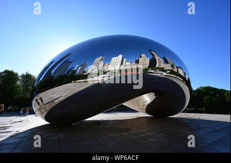 Chicago, Illinois 08-09-19 Cloud Gate Skulptur von Anish Kapoor spiegelt die umliegenden Gebäude im Millennium Park Am wolkenlosen Sommer morgen. Stockfoto