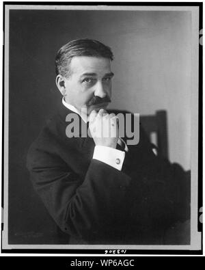 L.Frank Baum, Brustbild, sitzend, in der rechten Hand zum Kinn angehoben Stockfoto