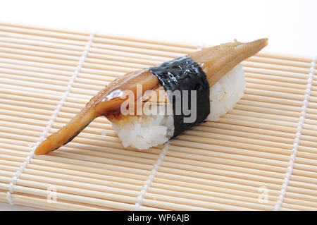 Japanisches sushi Meeraal closeup auf weißem Hintergrund Stockfoto