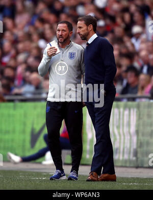 England Manager Gareth Southgate (rechts) und Assistent Steve Holland auf dem touchline während der Euro 2020 Qualifikation Gruppe ein Match im Wembley Stadion, London. Stockfoto