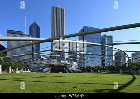 Chicago, Illinois 08-09-19 Jay Pritzker Pavilion von Architekt Frank Gehry am frühen Morgen Sommer Licht im Millennium Park. Stockfoto