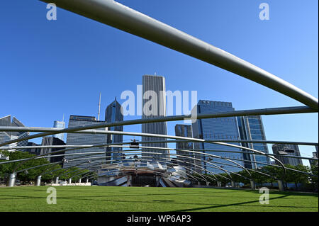 Chicago, Illinois 08-09-19 Jay Pritzker Pavilion von Architekt Frank Gehry am frühen Morgen Sommer Licht im Millennium Park. Stockfoto